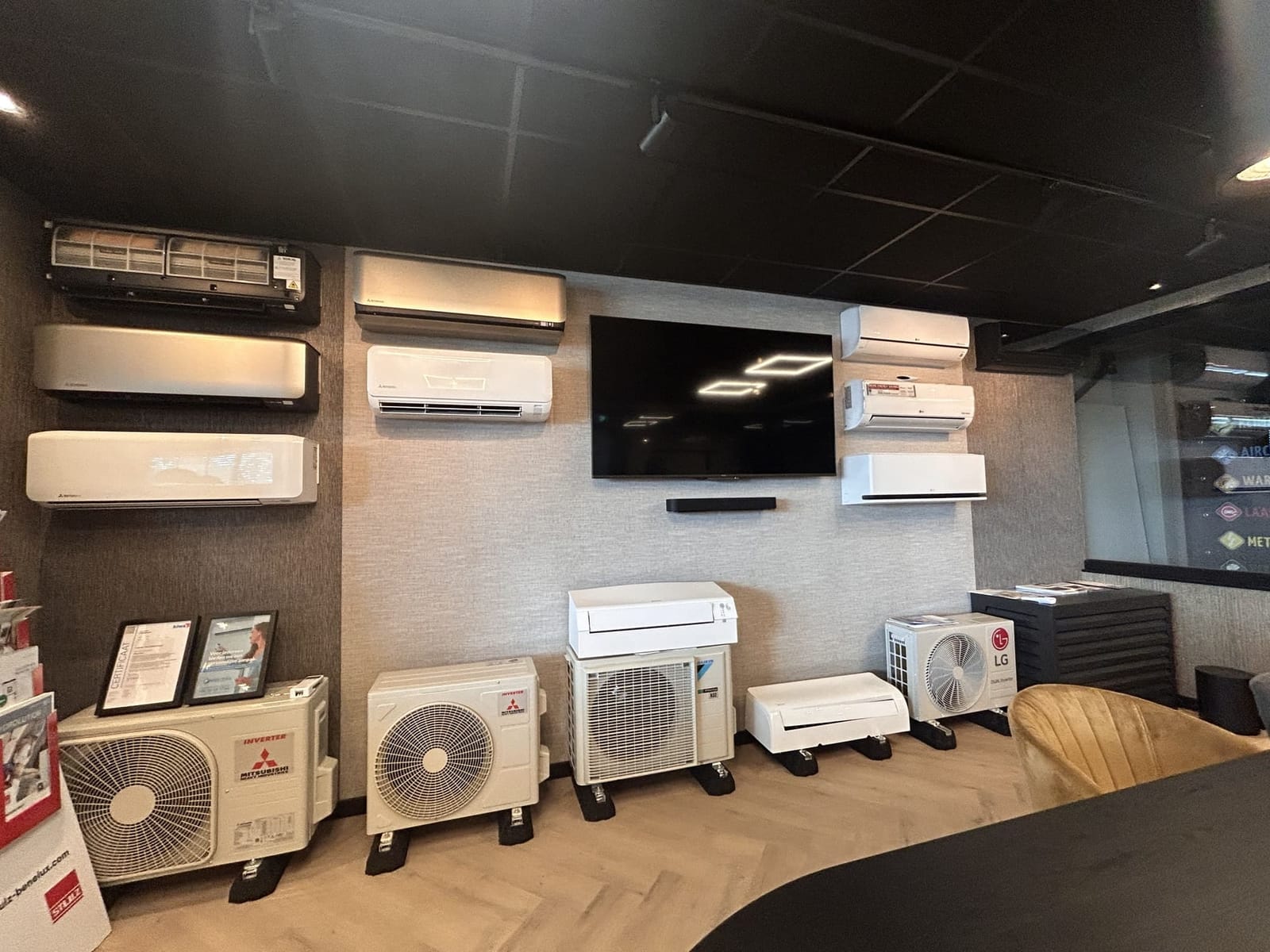 De showroom van KlimaatCREW met verschillende airco-modellen